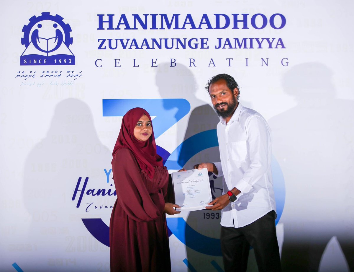 HanimaadhooZJ's tweet photo. ހަނިމާދޫ  ޒުވާނުންގެ  ޖަމިއްޔާއާއި  އައިލެންޑް  އިންސްޓިޓިއުޓް  އޮފް  ޓާޝަރީ  އެޑިއުކޭޝަން  ގުޅިގެން  ހިންގުނު  ނޭޝަނަލް  ސެޓްފިކެޓް  3  އިން  "ފްރޮންޓް  އޮފީސް  ސާރވިސަސް" އަދި  "ފުޑް  އެންޑް  ބިވަރޭޖް  ސާރވިސަސް"  ކ��ސް  ނިންމި  ދަރިވަރުންނަށް  ސެޓްފިކެޓް  ޙަވާލުކުރުން

#HZJ30 https://t.co/ESAOifiNlj