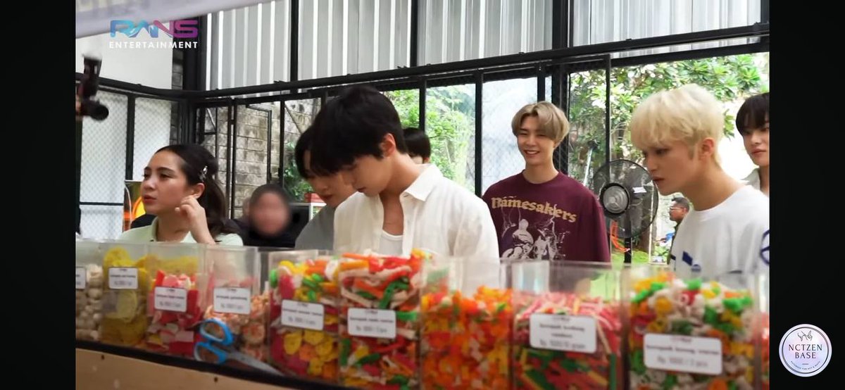 nctzenbase's tweet photo. 🫶 lu semua pernah bayangin ga sih anak ilichil jajan seblak😭😭🫵🏻 https://t.co/4ZAbeoE3E6