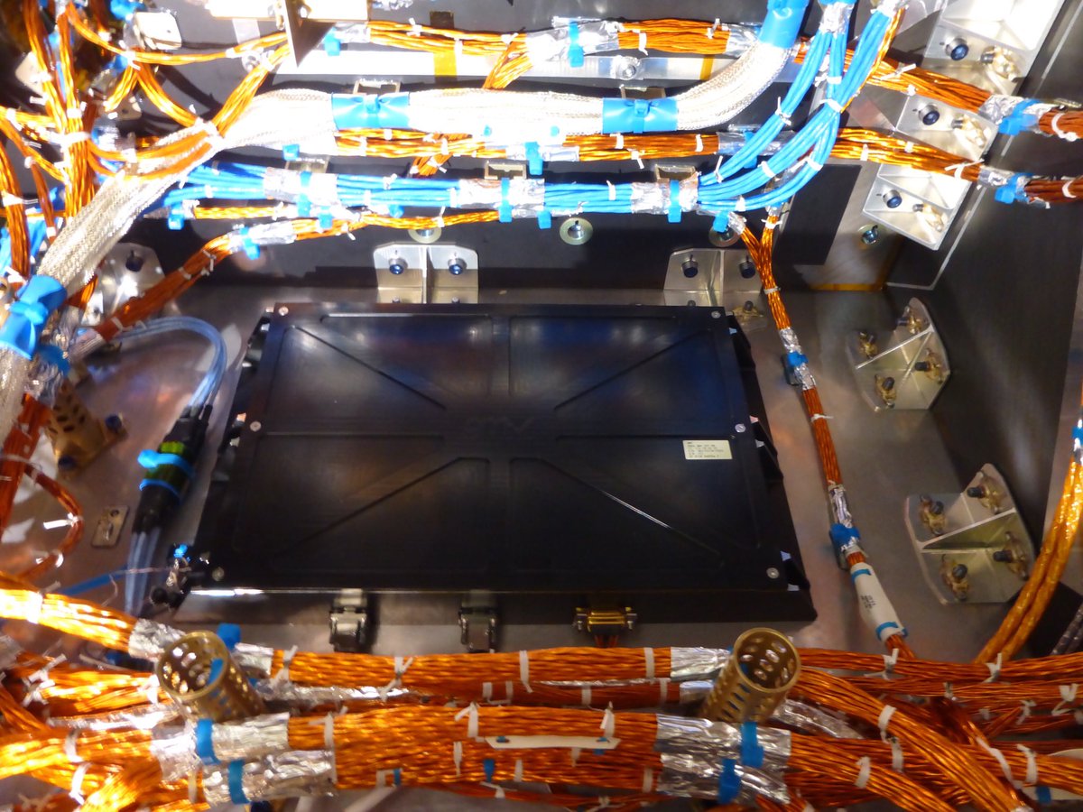 deepbluedot's tweet photo. Yesteday we installed the last payload, the Image Processing Unit allowing the spacecraft to fly fully autonomously in close proximity of asteroid Didymos. All payloads onboard ✅ Today is a big day for #HeraMission we will close the spacecraft for the first time until launch 🚀 https://t.co/XWzM1Y3Uu3