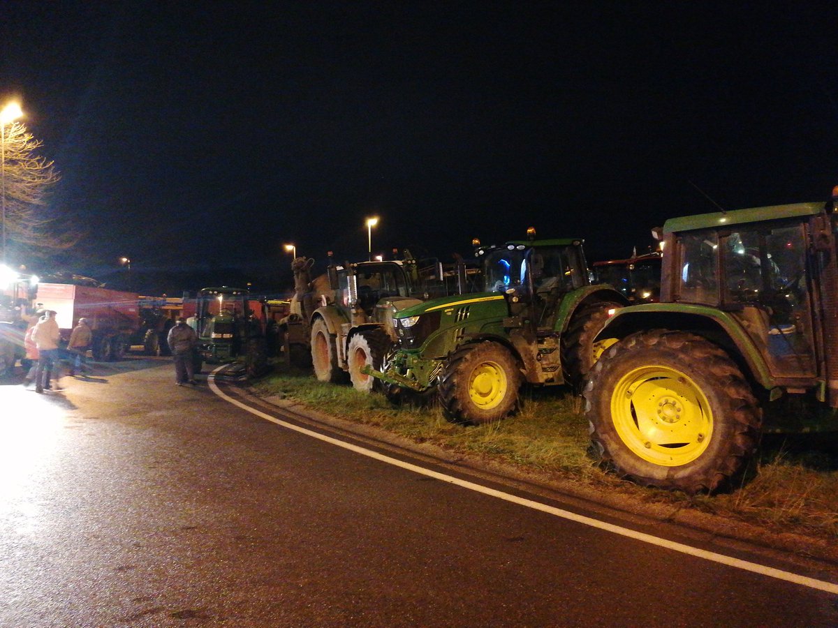 #AgriculteursEnColere #saintes le rond-point de la MSA est occupé. Circulation difficile, accès à l'a10 impossible