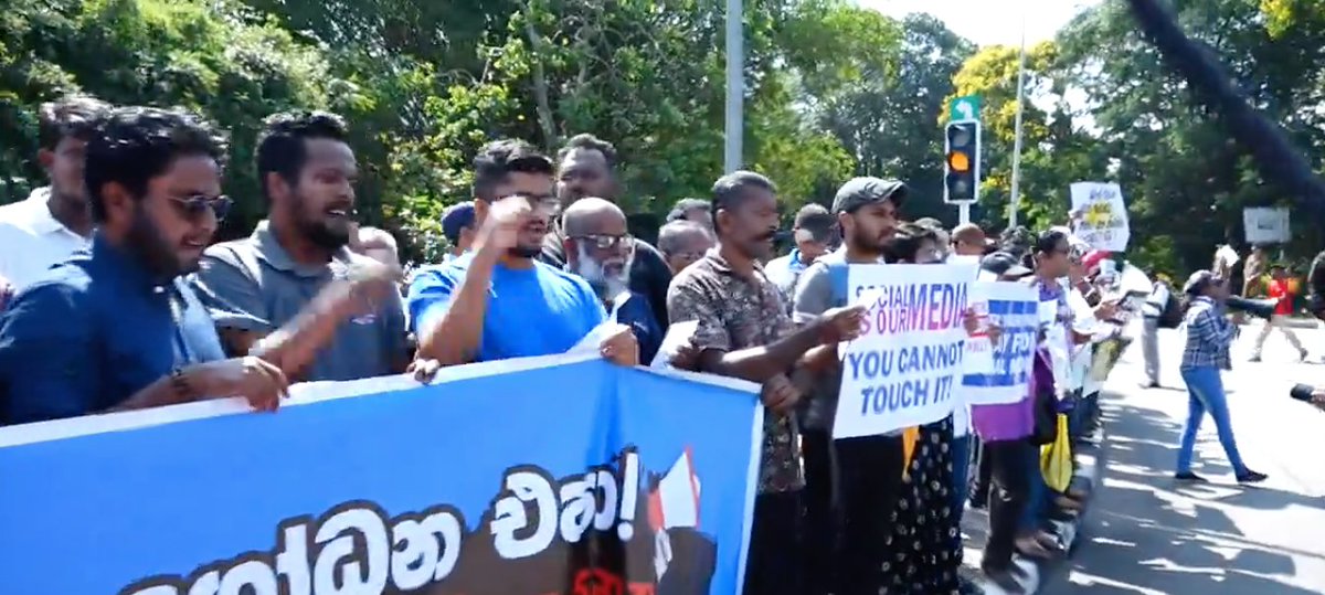 vikalpavoices's tweet photo. මේ වන විට #lka පාර්ලිමේන්තුව තුළ විවාදයට ගනිමින් පවතින #OnlineSafetyBill  විරුද්ධව සමාජවාදී තරුණ සංගමය පාර්ලිමේන්තු වටරවුම අසලදී විරෝධතාවයක. මෙම විරෝධතාවය වැළැක්වීම සදහා පොලීසිය විසින් මීට පෙර අධිකරණ නියෝගයක්ද ලබාගෙන තිබිණි. #srilanka #ProtestLK https://t.co/psf6FeVQDd