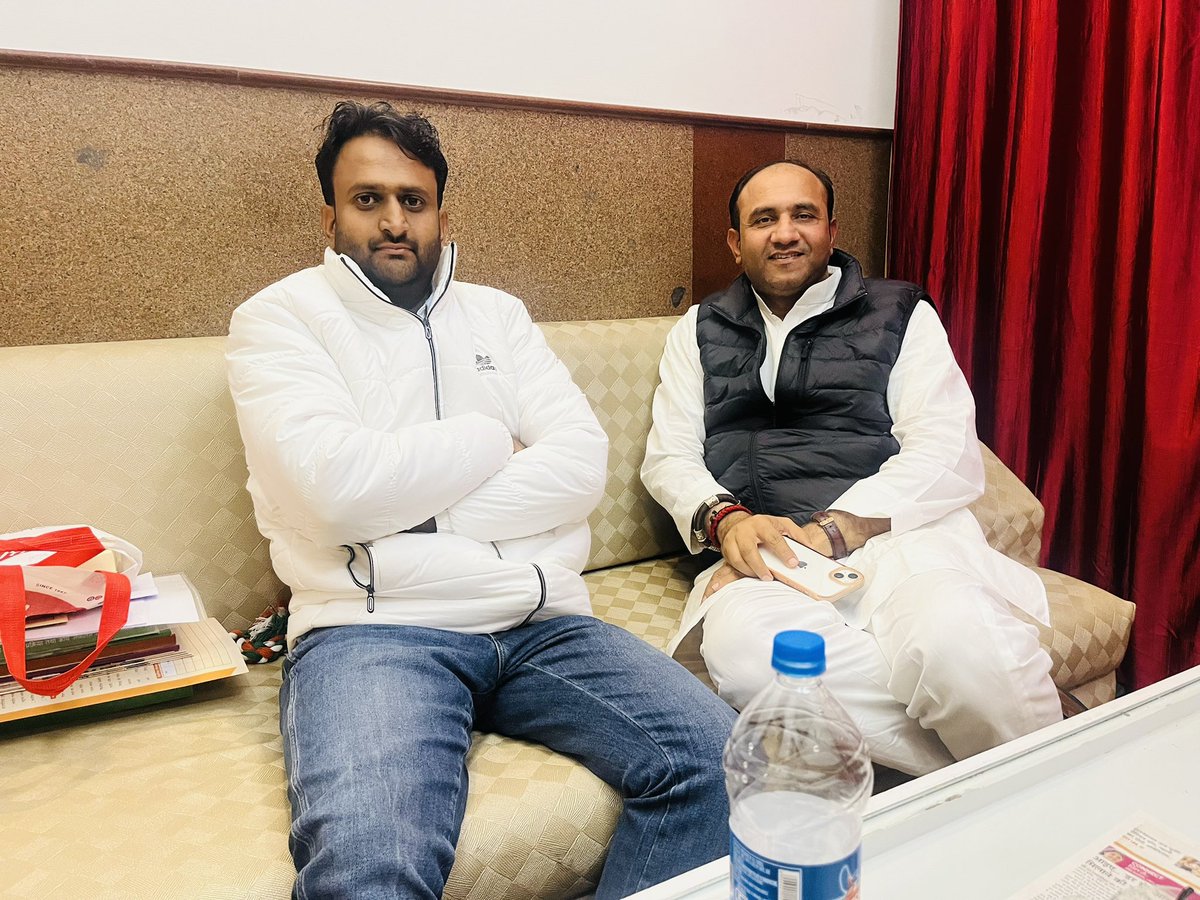 जयपुर प्रवास के दौरान आदरणीय बड़े भाईसाहब रानीवाडा विधायक श्री रतन जी देवासी से शिष्टाचार भेंट कर सामाजिक व राजनैतिक चर्चा करी । 

<a href="/RatanDevasiINC/">Ratan Devasi</a>