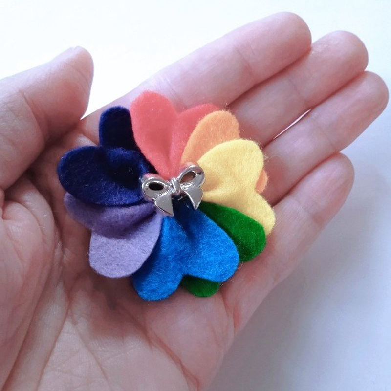 Brighten up any outfit with this pretty felt rainbow coloured flower brooch by Handcrafted Hearts XXX which is perfect to pin onto a jacket, bag or scarf

Find this in their #ConsciousCrafties shop here consciouscrafties.com/handmade-gifts…

#SBS #SBSWinners #HandmadeGifts #FlowerGifts #Brooch