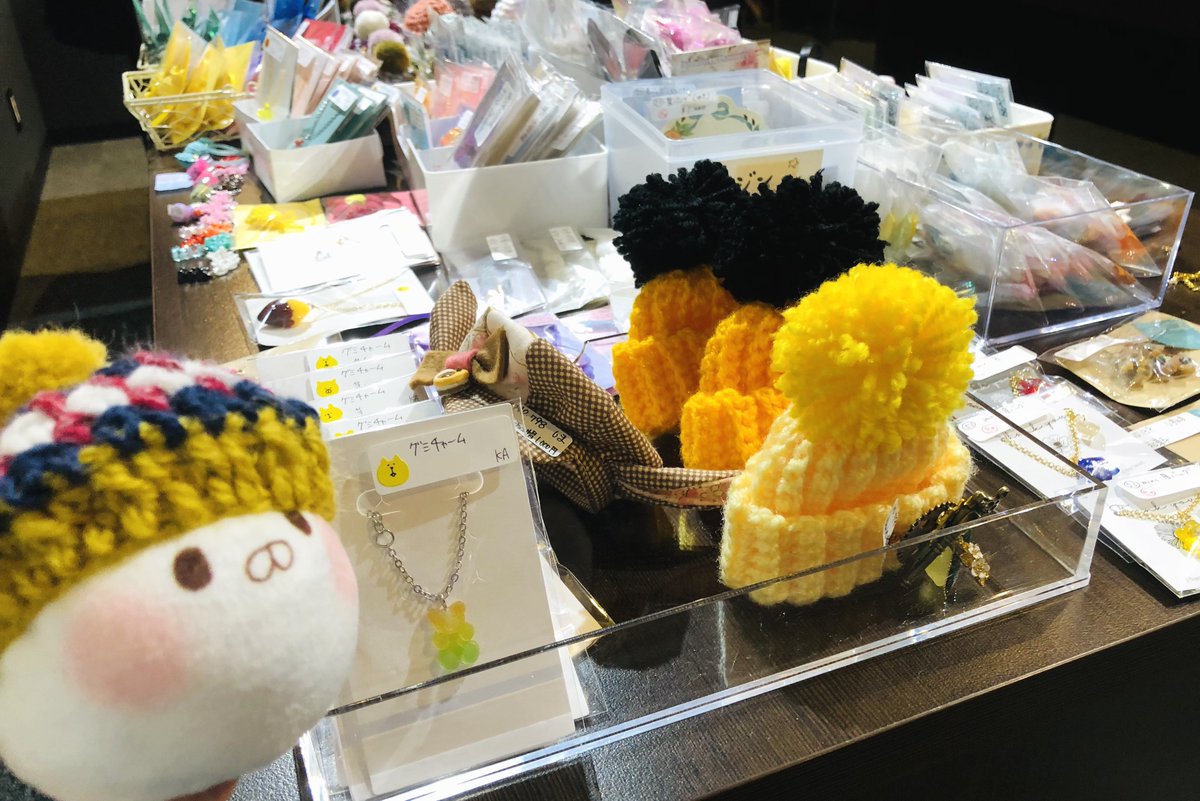 vmpkk's tweet photo. キラリヤさんの出張販売は明日までになります！
毎日お客さんが来てくれてヴァンパイアギャラリーも賑やかになって嬉しいです～♪

いやしましゅまろ(@WeAreMarsh)も帽子を買ってもらったよ✨ https://t.co/O24EXYNBrc