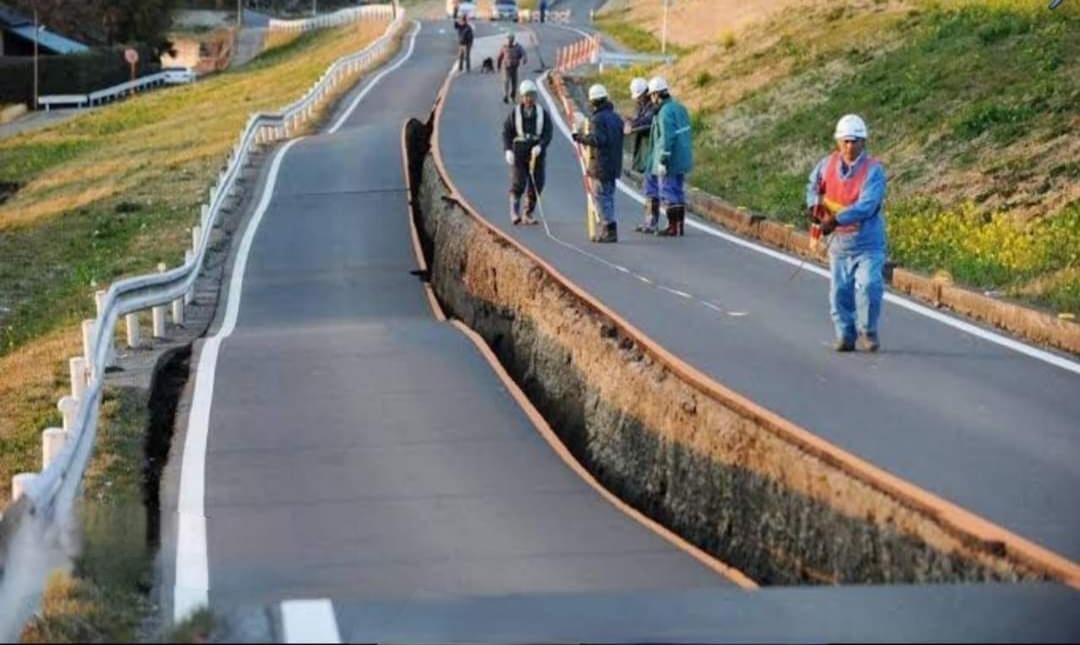 The road on japan was torn almost
exactly along its centre line during the devastating earthquake of march 2011
#facts #factsandfigures