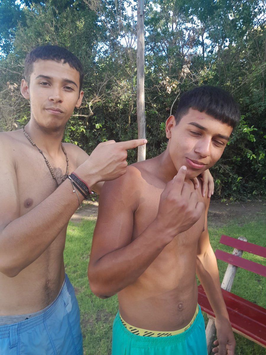 Ajsjsjsjsjs esta foto es mortal (dario le saco sangre de una piña a kevin y kevin no le dio revancha)🤣🤣