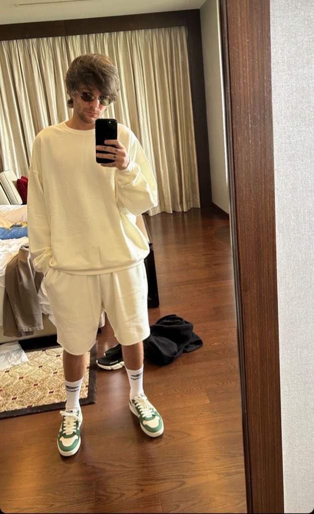 hlnlzdaily's tweet photo. Louis posted a mirror selfie to his ig story ! https://t.co/iJjE7DAJJR