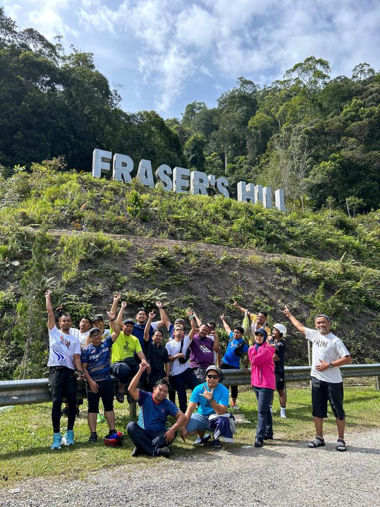 FRIMKepong's tweet photo. 28 atlet @FRIMKepong (23🚴, 5🏃) sertai #𝗙𝗿𝗮𝘀𝗲𝗿𝗛𝗶𝗹𝗹𝗔𝘁𝘁𝗮𝗰𝗸 2024 pd 13/1

Mereka lalui 30km dari #SgChiling pd 8am &amp; sampai ke puncak  #BukitFraser pd 1.30pm

#KelabFRIM #FRIMClub #FRIMSihat #MajulahSukanUntukFRIM #AyuhSemarakkanSukanFRIM #FoldingBike #Running https://t.co/k3qcxQj5Nm