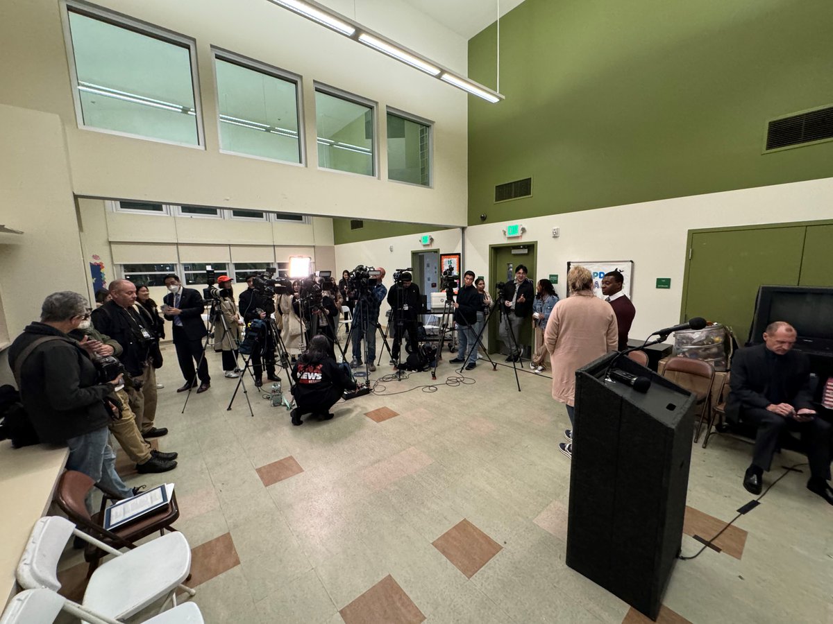HUDPacific's tweet photo. @HUDGov
RA Jason Pu &amp; @USICHgov joined @MayorofLA,
@CountyofLA Supervisors, @LACity Councilmembers, @LAHomeless Services Authority @  #GreaterLosAngelesHomelessCount press conf; speakers unified on importance of #PITCount as catalyst for vital funds: "we count because they count" https://t.co/wKOcnDPYGj