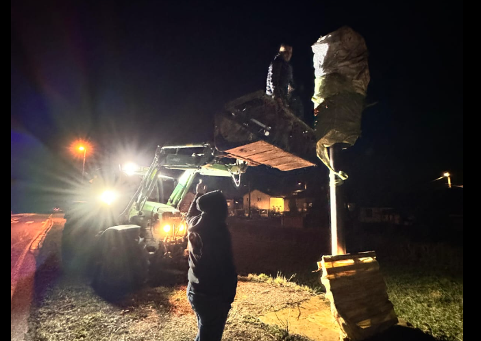 RTL_Infos's tweet photo. "On vous évite les PV, évitez-nous la faillite". Le slogan est apparu le long des routes mosellanes dans la nuit de mardi à mercredi. Un nouveau coup d'éclat des Jeunes agriculteurs de Moselle, en colère #Moselle #JA57 #AgriculteursEnColère https://t.co/4yE0q9HHTx https://t.co/ickcaB7URX