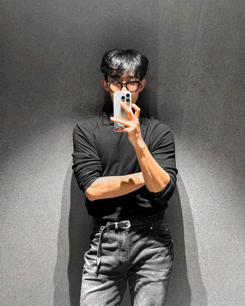 I love dokyeom in white but wow him in black is hot af Also his proportions are *chef's kiss