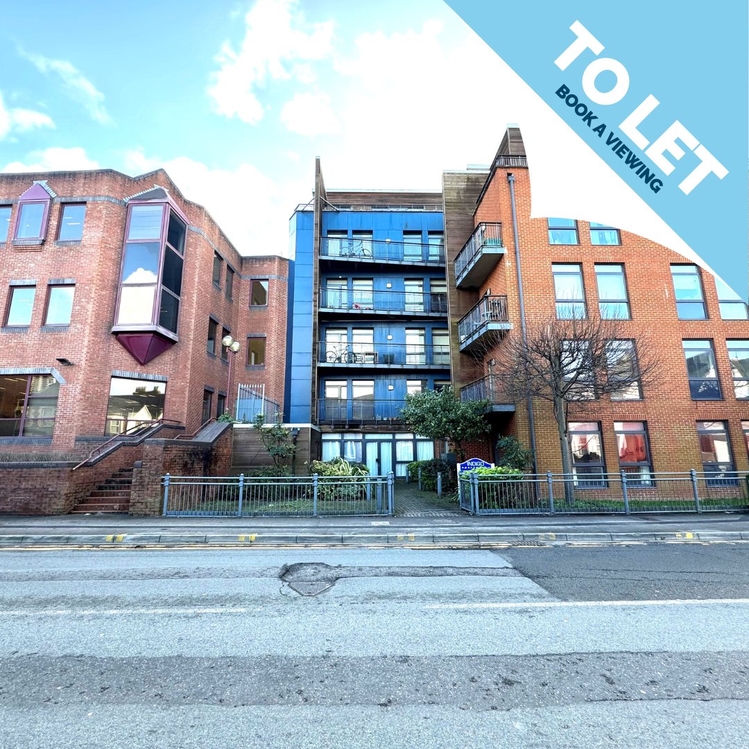 mac_reading's tweet image. NEW PROPERTY ALERT🚨

A two bedroom duplex conveniently within a short walk to the town centre.

The apartment consists of an open plan living area, fully fitted kitchen with appliances &amp;amp; private garden, as well as double glazed windows &amp;amp; off road gated parking.

Available Now.