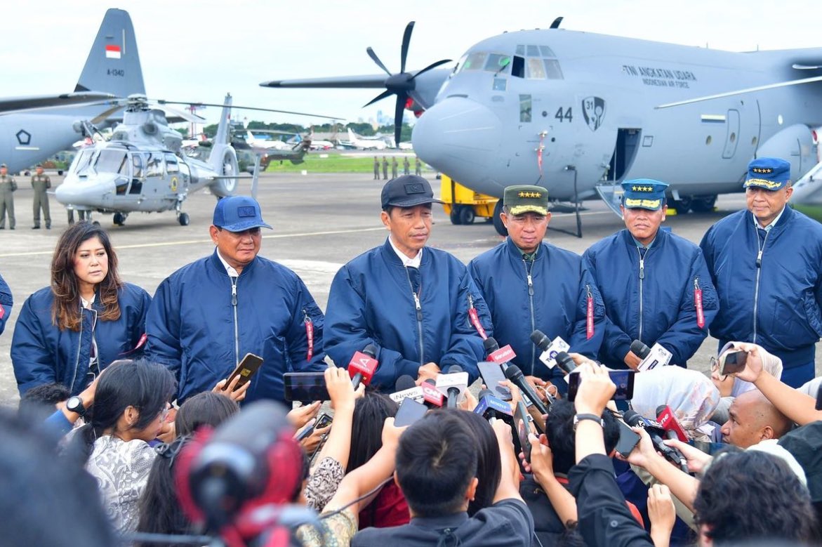 Ketika Pak Lurah Marah dan Makin Sembrono

Ketika Jokowi mengomentari kondisi jalan rusak di Jateng, sesungguhnya hati kecilku tersenyum: sepertinya dia bukan lagi timses, namun sudah menjadi sekelas buzzer. Betapa tidak, sengaja menggiring opini dengan menyembunyikan data dan