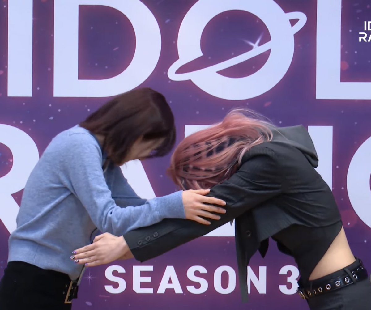 아 ㅈㄹ웃겨
포옹시켰는데 이러고있음