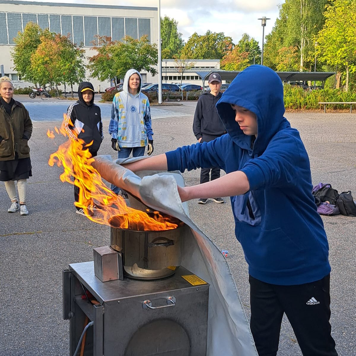 NouHätä!-kampanjan ilmoittautuminen päättyy 2.2.! 
Pelastustaitokampanjassa 8-luokkalaiset oppivat turvallisuustaitoja.

Opettaja, vielä ehdit ilmoittautumaan! Saat valmiin sähköisen oppimateriaalin suoraan nettisivuilta.

nouhata.fi/ilmoittautumin…

#nouhätä #pelastustoimi #koulu