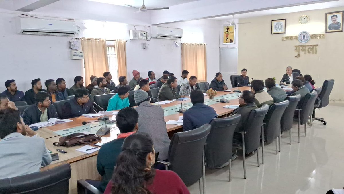 DCGumla's tweet image. जिले में चल रहे निर्माण योजनाओं की पारदर्शिता को बरतने के उद्देश्य से &quot;ग्राम संपत्ति&quot; ऑनलाइन पोर्टल की शुरुआत की गई है।जिसमें जिले के सभी निर्माण कार्यों की जानकारी अपडेट की जा रही है।आज पोर्टल के संचालन के विषय में संबंधित विभागों के पदाधिकारियों/कर्मियों को प्रशिक्षण दिया गया।