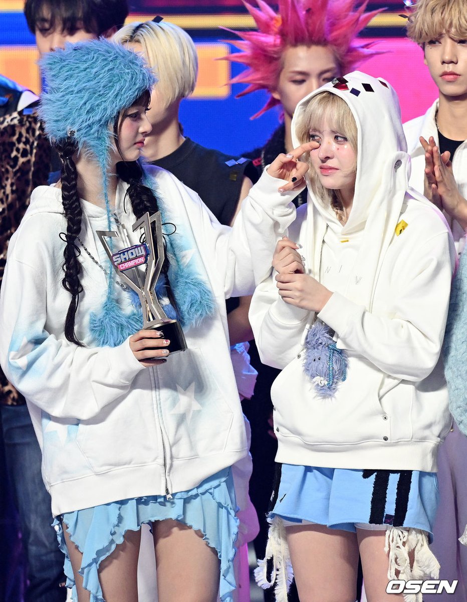 nmixxpics_'s tweet image. Sullyoon wiping Lily’s tears 🥹

#DASH1stWin #NMIXX2ndWin