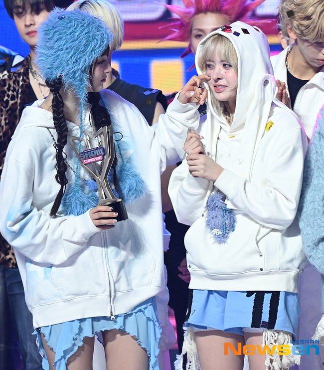 nmixxpics_'s tweet image. Sullyoon wiping Lily’s tears 🥹

#DASH1stWin #NMIXX2ndWin