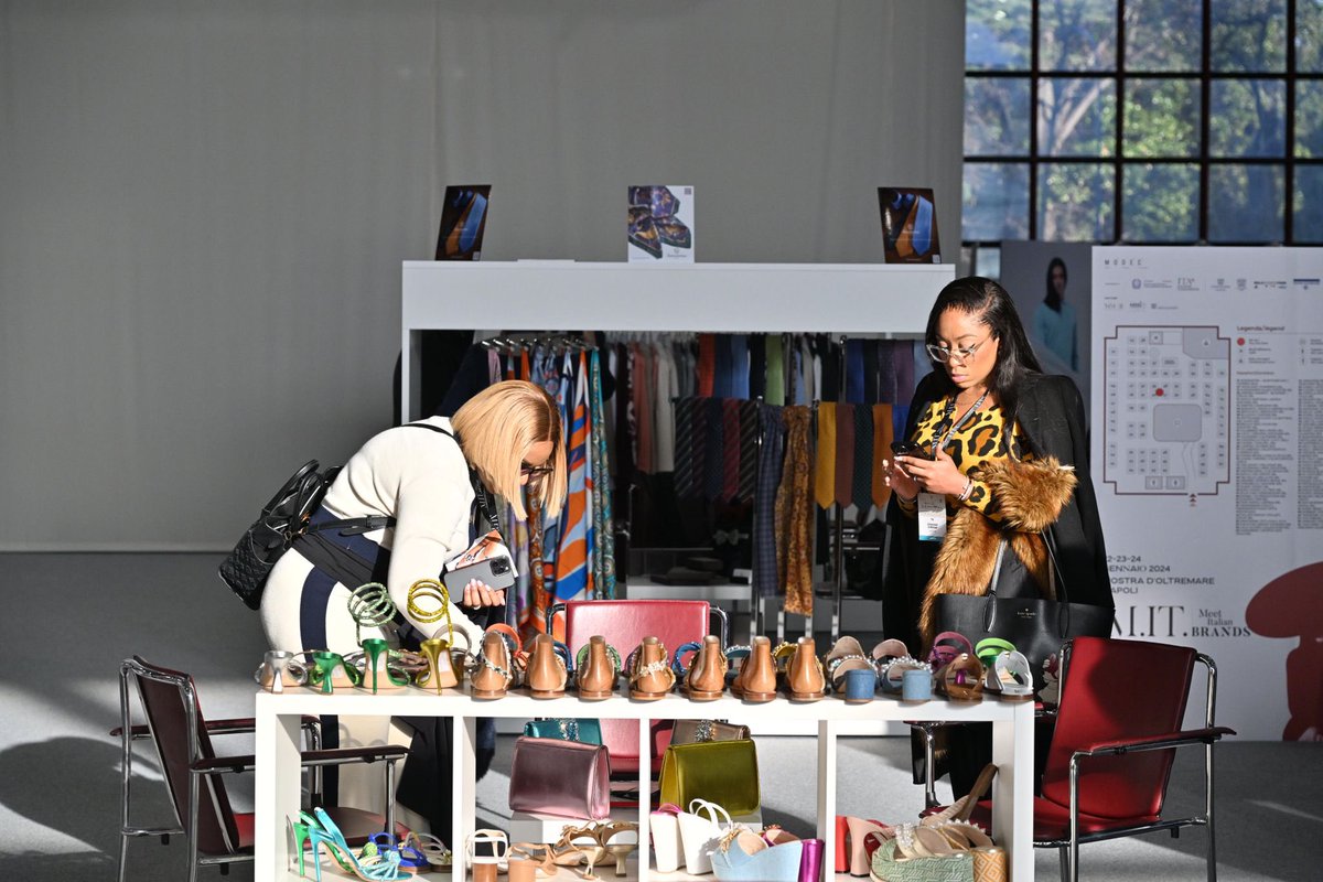ITAtradeagency's tweet photo. 👗 Napoli è moda con “Meet Italian Brand 2024”, l’iniziativa sostenuta da Agenzia #ICE che ha messo in contatto 80 imprese campane con circa 120 buyers stranieri. L’evento, il primo B2B fashion event nel nostro Paese, ha contribuito a promuovere occasioni di networking fra le aziende 🇮🇹 e gli addetti al settore moda del resto del mondo.
📲 Dagli spazi della Mostra d’Oltremare al virtuale: abbiamo voluto dare ancor più visibilità alle realtà presenti creando delle vetrine digitali dedicate sulla piattaforma “365 Smart”.

#MeetItalianBrand è un progetto che coinvolge anche: @Reg_Campania, @ItalyMFA_int, Confindustria Campania e @Unindustria_NA, @InterportoNola - Nola Business Park, @mostraoltremare, @unicampania, e ha come partner @sistemamoda_it, @ITfootwear, Museo della Moda Regionale.
