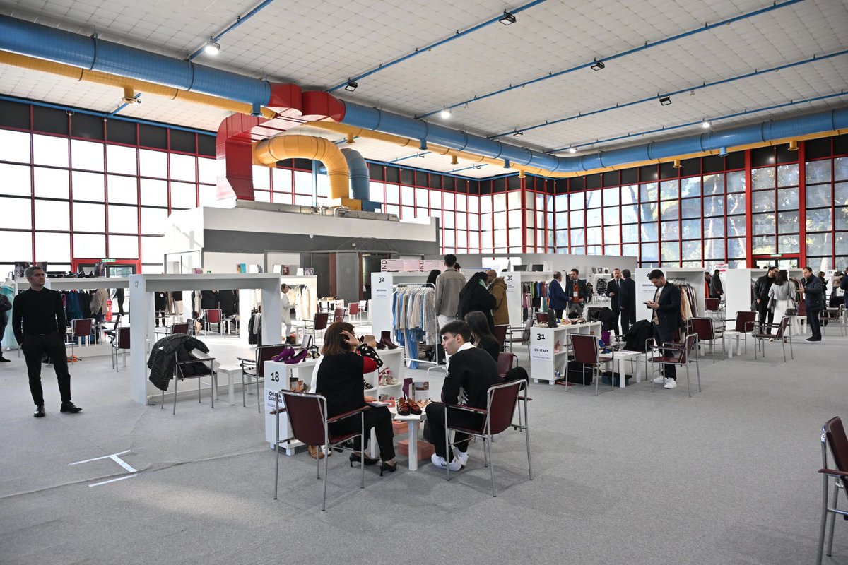 ITAtradeagency's tweet photo. 👗 Napoli è moda con “Meet Italian Brand 2024”, l’iniziativa sostenuta da Agenzia #ICE che ha messo in contatto 80 imprese campane con circa 120 buyers stranieri. L’evento, il primo B2B fashion event nel nostro Paese, ha contribuito a promuovere occasioni di networking fra le aziende 🇮🇹 e gli addetti al settore moda del resto del mondo.
📲 Dagli spazi della Mostra d’Oltremare al virtuale: abbiamo voluto dare ancor più visibilità alle realtà presenti creando delle vetrine digitali dedicate sulla piattaforma “365 Smart”.

#MeetItalianBrand è un progetto che coinvolge anche: @Reg_Campania, @ItalyMFA_int, Confindustria Campania e @Unindustria_NA, @InterportoNola - Nola Business Park, @mostraoltremare, @unicampania, e ha come partner @sistemamoda_it, @ITfootwear, Museo della Moda Regionale.