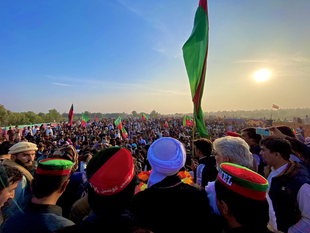naseem_mna's tweet photo. امیدوار قومی اسمبلی حلقہ NA-39 بنوں مولانا نسیم علی شاہ اور امیدوار صوبائی اسمبلی حلقہ PK-99 ڈومیل بنوں زاہد اللہ وزیر کا تحصیل ڈومیل کے یونین کونسل بائی خیل میں جلسہ۔
عوام کا اعتماد عمران خان
#NA39 #PK99 #Bannu
@PTIofficial @PTIKPOfficial
@MashwaniAzhar https://t.co/zZrkCX0oZY