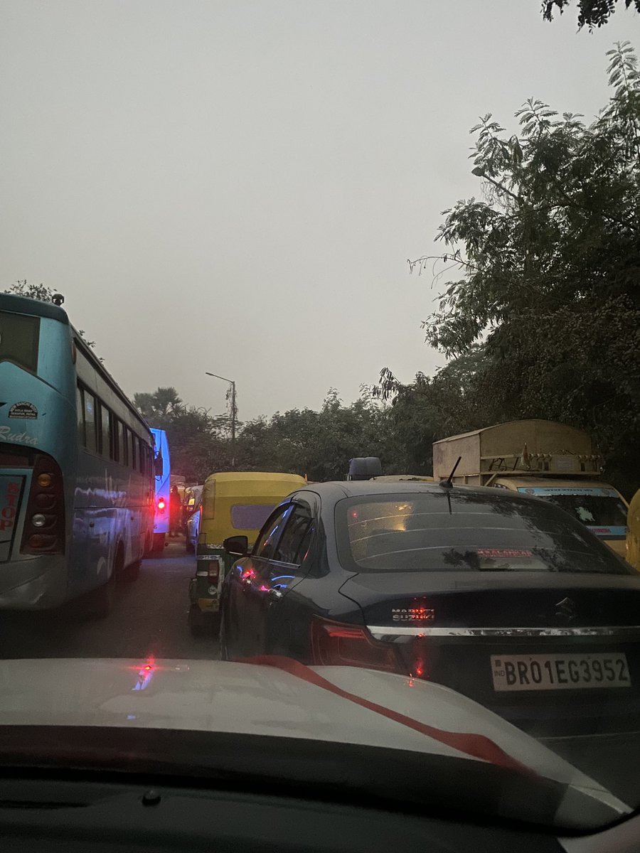 _piku__'s tweet photo. It’s Jagdeo Path to Phulwari Sharif station road , I am stuck in traffic for last 2 hours and there is no police to help us. @bihar_police @PatnaPolice24x7 @mParivahanteam @NitishKumar https://t.co/dRH9GgOWsd