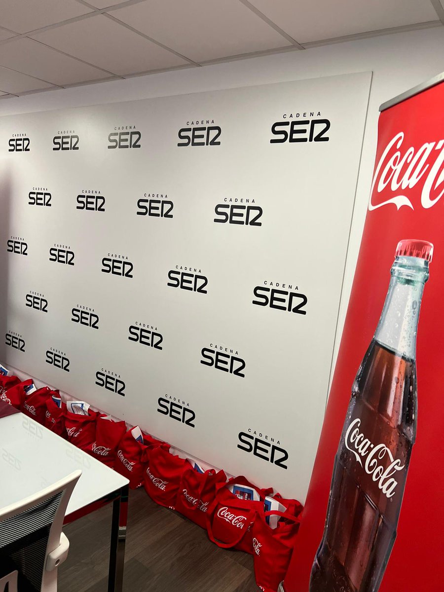 Feliz #DíaDelPeriodista Hoy celebramos #SanFranciscoDeSales en la #CadenaSerAlicante. Este año cumplen 91 años al servicio de todos los Alicantinos. #RadioAlicanteCadenaSer #sanfranciscodesales <a href="/CocaColaEP_es/">Coca-Cola EP Iberia</a>#Compromiso 
 <a href="/radioalicante/">Radio Alicante Cadena SER</a>.es #Coca-ColaCV