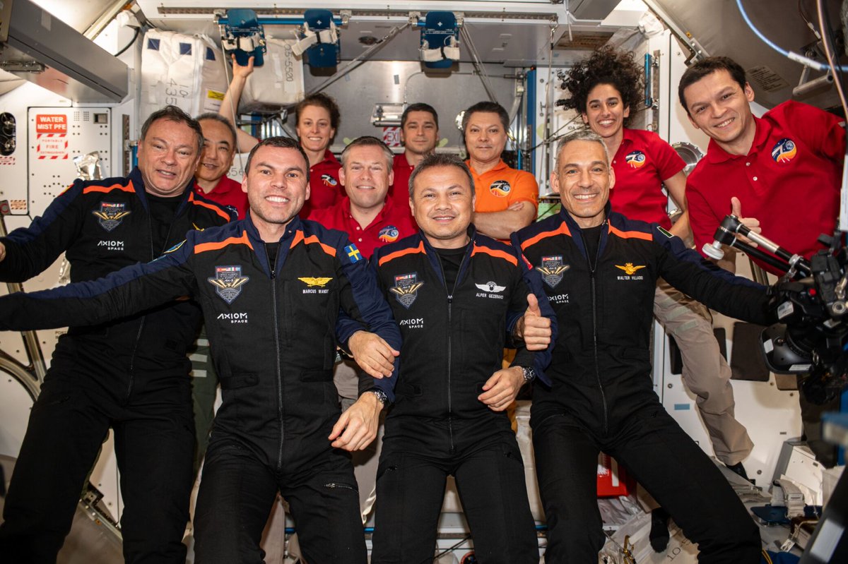 It's a full house in space. 🏠 There are 11 people from eight nationalities living and working on the @Space_Station right now, orbiting #Earth some 400 km about our heads. @astro_marcus from Sweden 🇸🇪 joined @Astro_Andreas from Denmark 🇩🇰 last Saturday, and they have been