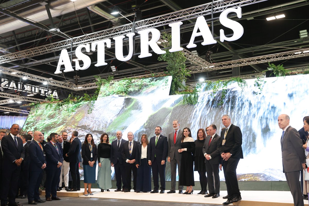 CasaReal's tweet photo. Continúa la visita de los Reyes por varios de los expositores nacionales de #FITUR2024 

➡️https://t.co/YfglWhvDb2 https://t.co/UhqM0RClPO