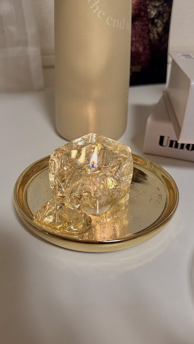 97sui_'s tweet photo. 金木犀が香る氷のようなキャンドル🕯𓈒
溶け方も本当に氷が溶けていくようで美しい🧊

触るとグミのように弾力があって柔らかい。
最近の夜の楽しみです🌙 https://t.co/iy6aHzEYtp
