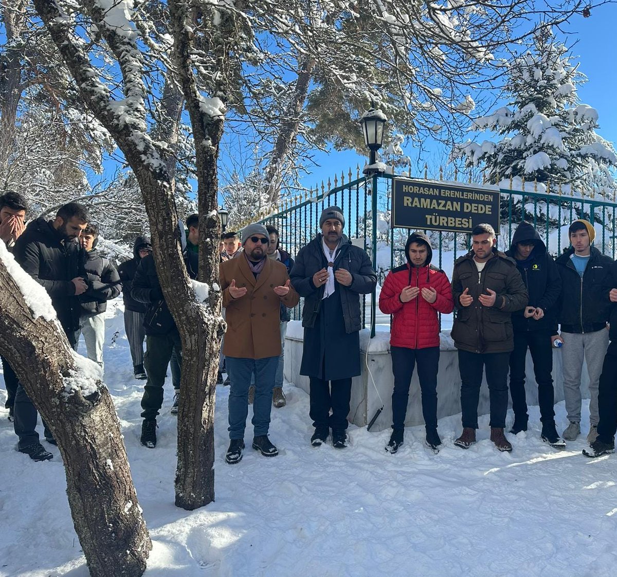 Bolu - Gerede, Ramazan Dede mevkiinde doğa yürüyüşü gerçekleştirildi.
“-7°’de, yediden yetmişe” mottosuyla hareket edilen Doğa Yürüyüşüne Ankara'dan 60, Gerede'den 20 gönüllümüz katıldı.
Desteklerinden dolayı Gerede Erdemli Gençlik Yöneticilerine teşekkür ederiz.