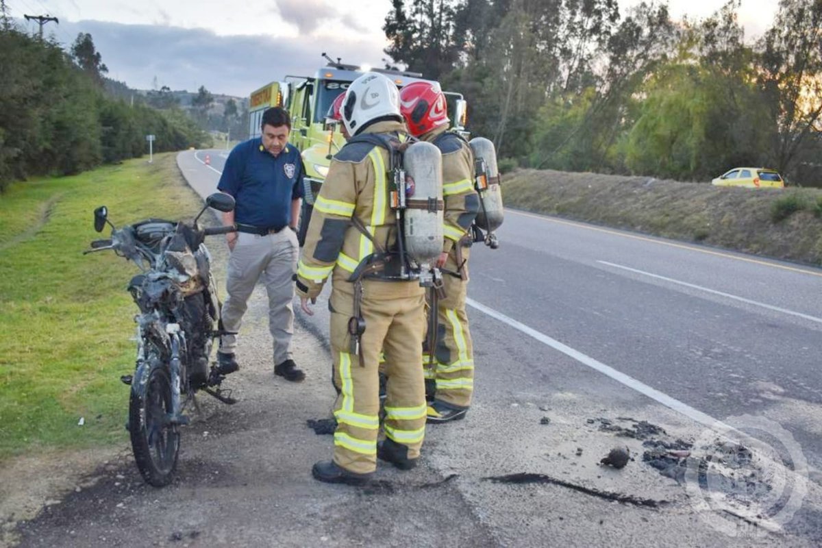 #Movilidad 👉 ¡Se le quemó la moto y se salvó de salir quemada!

Una emergencia se registró en la vía salida de #Tunja hacia #Paipa, por cuenta de una falla eléctrica que terminó en llamas y finalmente reduciendo a cenizas y hierros retorcidos al rondante de dos llantas.