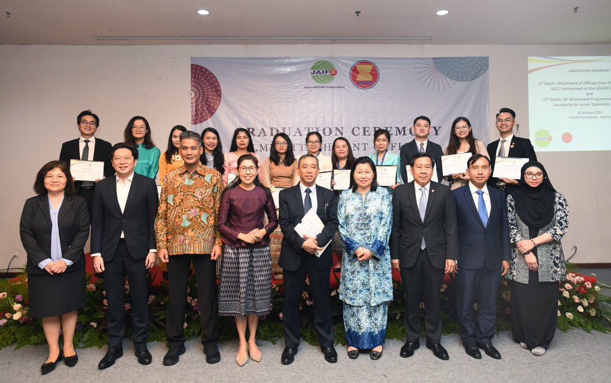 ASEAN's tweet photo. At the ceremony, DSG conveyed ASEAN’s appreciation for Japan's longstanding partnership in playing a crucial role in narrowing the development gap &amp; enhancing regional cooperation through fostering professional development of CLMV attachment officers.👉https://t.co/Cj9p6oyE7j https://t.co/BtQJgpzr59