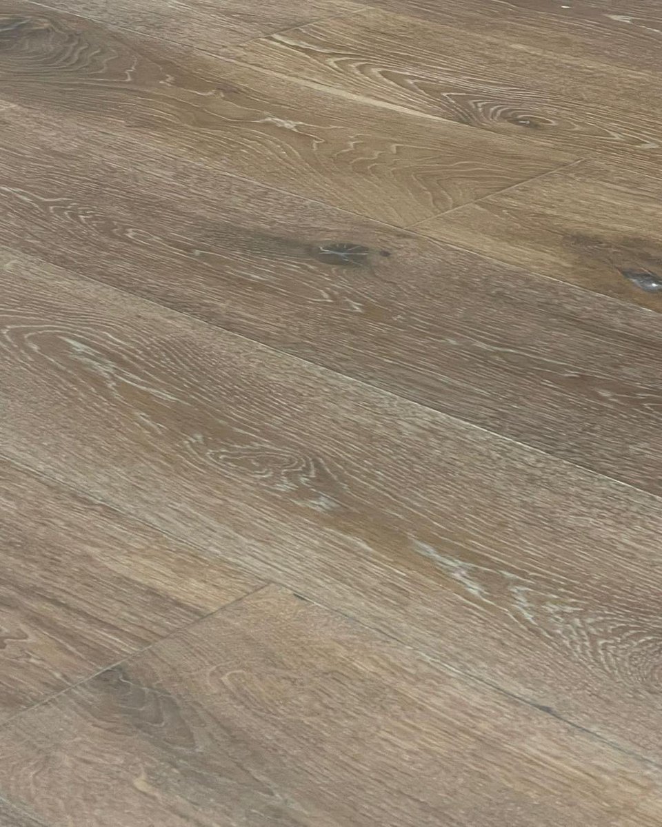 Here is Oak plank Engineered flooring in a lounge and bedroom. We gave each room a full sand and seal. We finished using a Floor Service 2k oil.  
#floorsanding 
#renovation 
#restoration 
#engineered 
#flooring 
#lounge 
#flooringideas 
#tavistock 
#plymouth 
#cornwall 
#devon