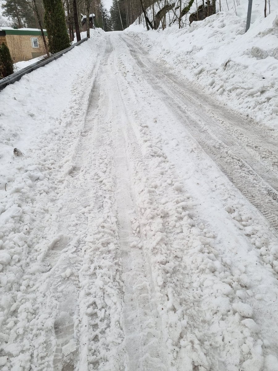 OKaremaa's tweet photo. @HelsinkiKymp Ja tässä Aidasmäentie 43:n kohdalta. Terveelle kävelijällekin kova pala, mahdoton lastenvaunuille eikä esim. meidän matala pikkuautomme pysty tähän enää.  Joka talvi vieraamme muualta Hgistä ihmettelevät Veräjämäen auraamattomia katuja.@HelsinkiKymp https://t.co/IvVnKrXv5a