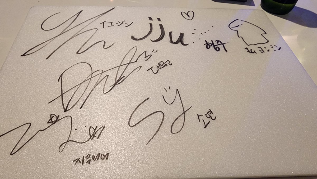 ESUOHSNSD's tweet photo. 今日の思い出。サイン、ありがとう😭✨これからもよろしくね!!楽しかった😄 また会いましょう☀️
#LIKE_IT #라이킷 https://t.co/z3WYpRKJ9E