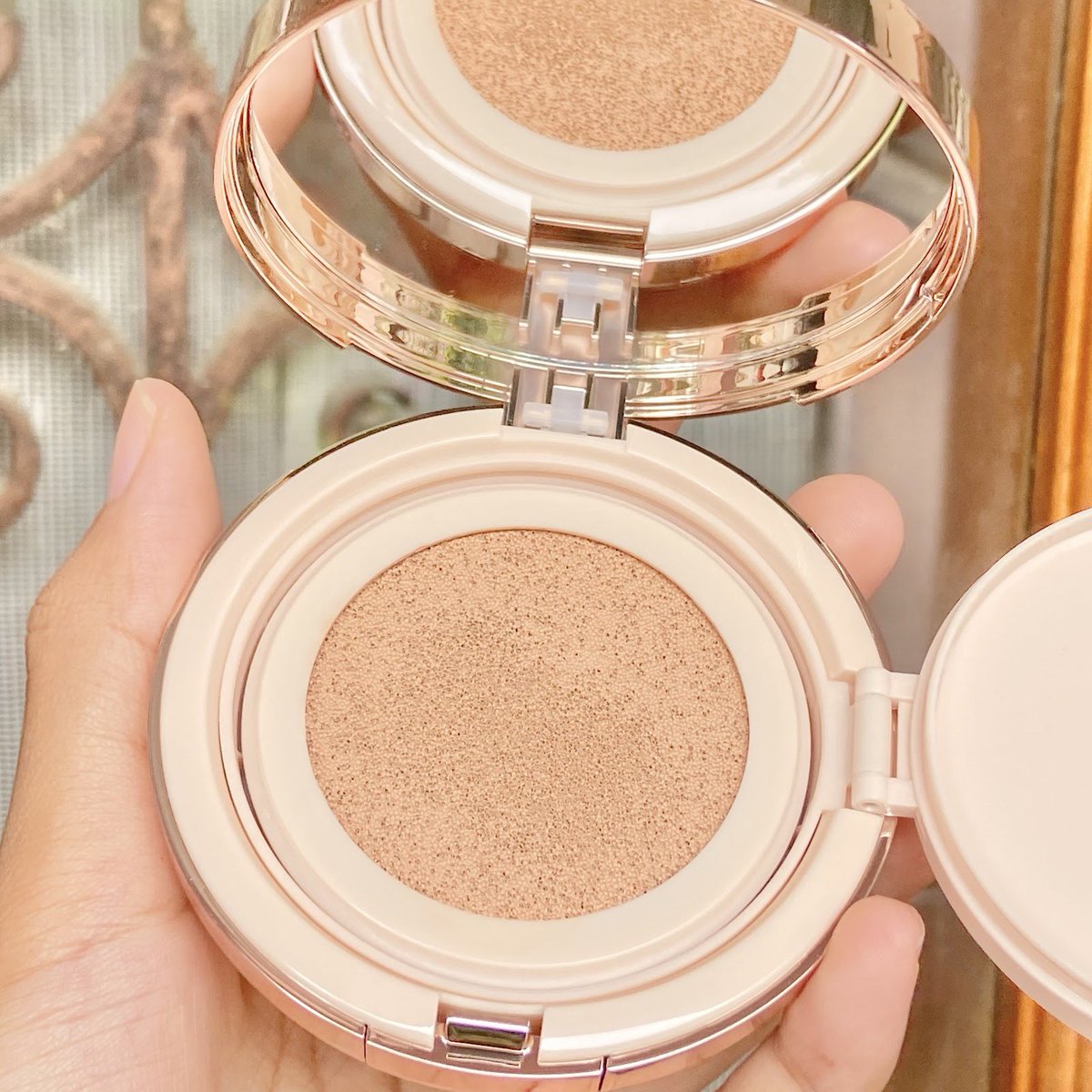 gloomyeay's tweet image. sederhana tp coveragenya juara✨

ternyata bener secoverage itu.. 
skincare infused, tahan badai, udah gitu full coverage lagi satu kali tap imperfections auto ketutup😭👍🏻

#racuninmakeup