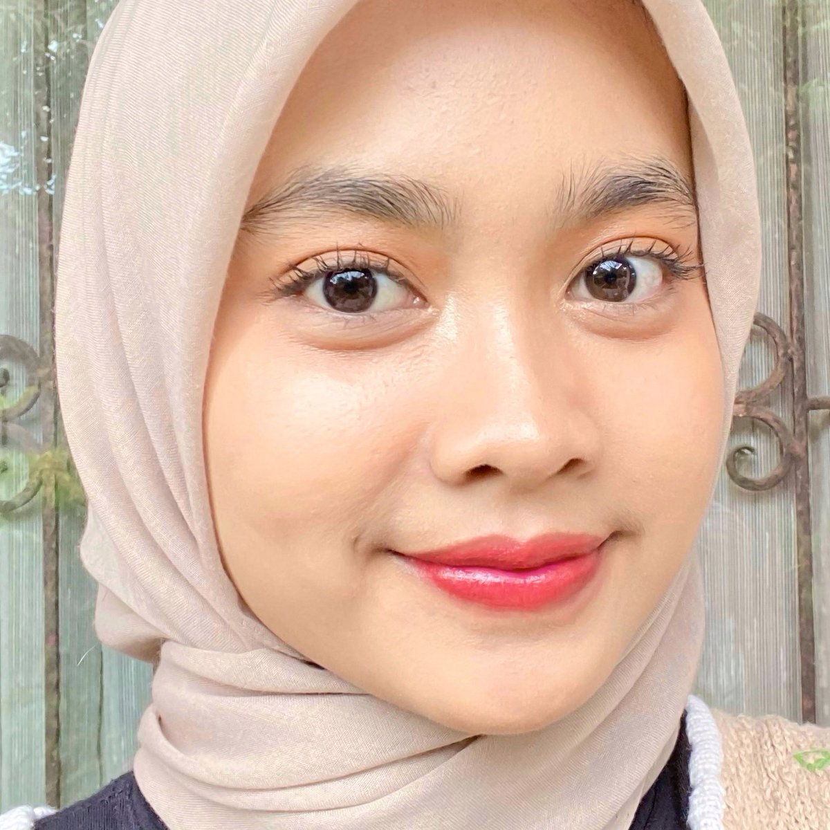 gloomyeay's tweet image. sederhana tp coveragenya juara✨

ternyata bener secoverage itu.. 
skincare infused, tahan badai, udah gitu full coverage lagi satu kali tap imperfections auto ketutup😭👍🏻

#racuninmakeup