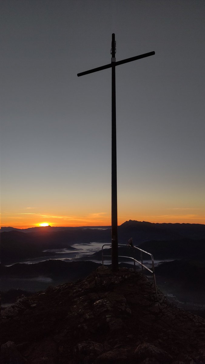 otrolocokcorre's tweet photo. Viendo amanecer desde lo alto de #Udalaitz. No hace falta llevar dolor de piernas. Te lo ponen allí. https://t.co/G3DrS5I8qB