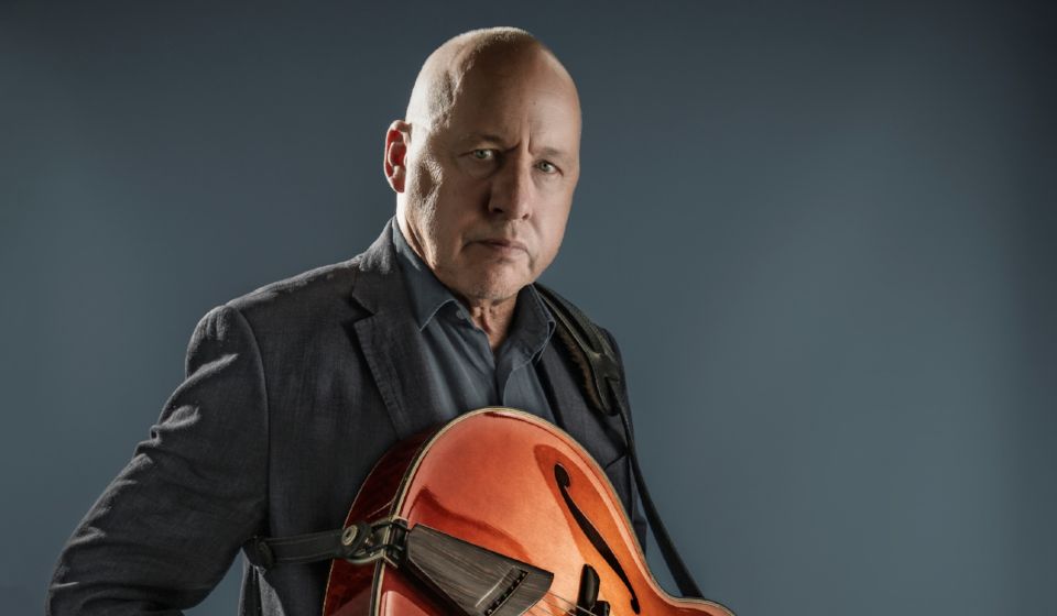 Mark Knopfler, vocalista e guitarrista do Dire Straits, divulgou a música 'Ahead Of The Game', que fará parte do novo álbum 'One Deep River'.

youtu.be/YGDnqkP4WII

#markknofler #aheadofthegame #onedeepriver #direstraits