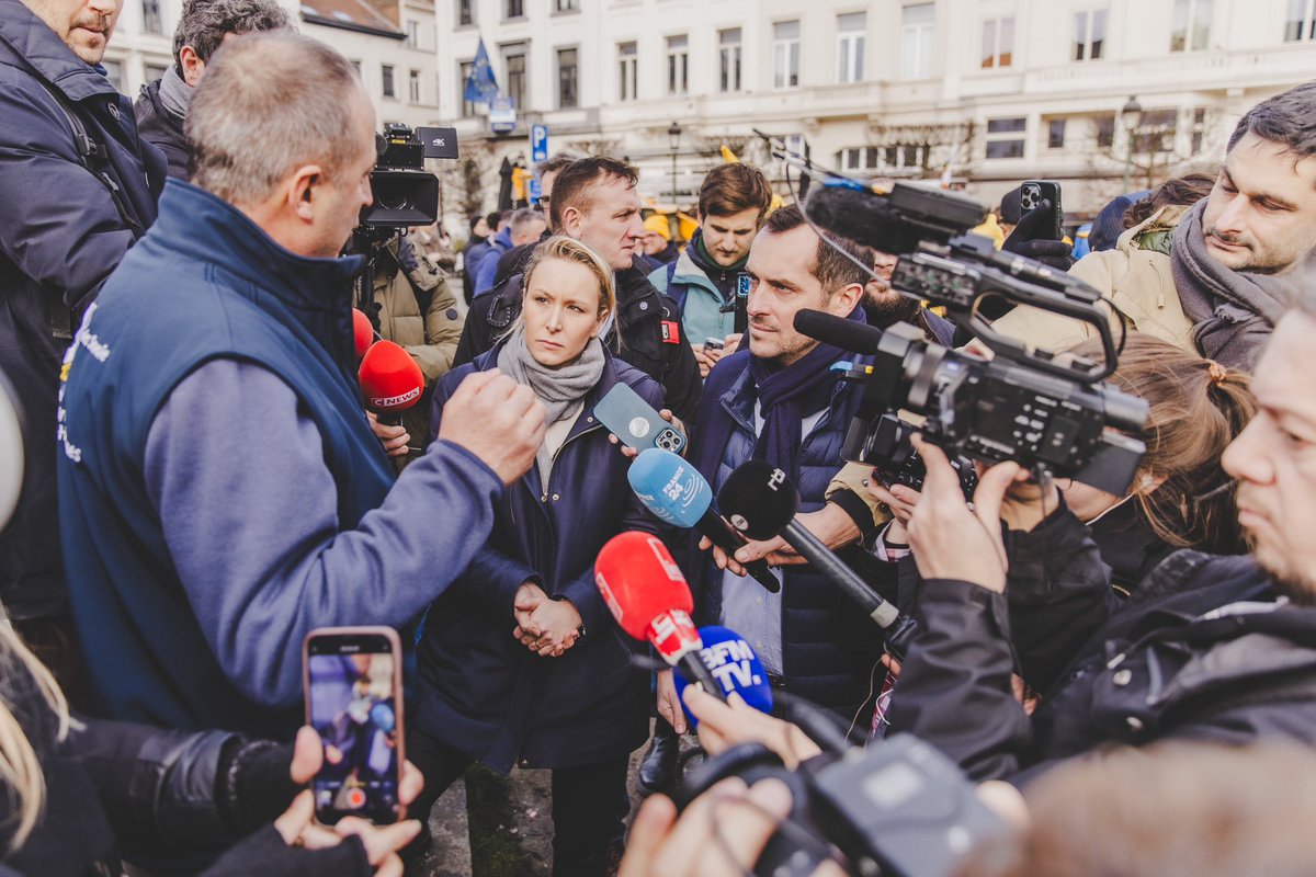 NicolasBay_'s tweet photo. Avec @MarionMarechal, nous sommes à Bruxelles aux côtés de nos agriculteurs français qui manifestent pour leur survie. 

Ils subissent la triple peine : 
👉🏻 explosion des prix de l’énergie et des taxes
👉🏻 des normes écologiques punitives 
👉🏻 la concurrence déloyale en raison des accords de libre-échange 

#AvecMarion