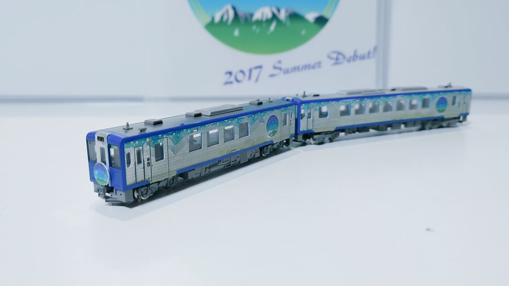 NN115_1116's tweet photo. やりました
小海線観光列車 HIGH RAIL 1375できました
もちろんTN化済みなので連結OK走行OK

たまたまデビュー時のノベルティ頂いたので合わせて記念撮影

ついにseries小海線、完成です https://t.co/HghUkdOh71