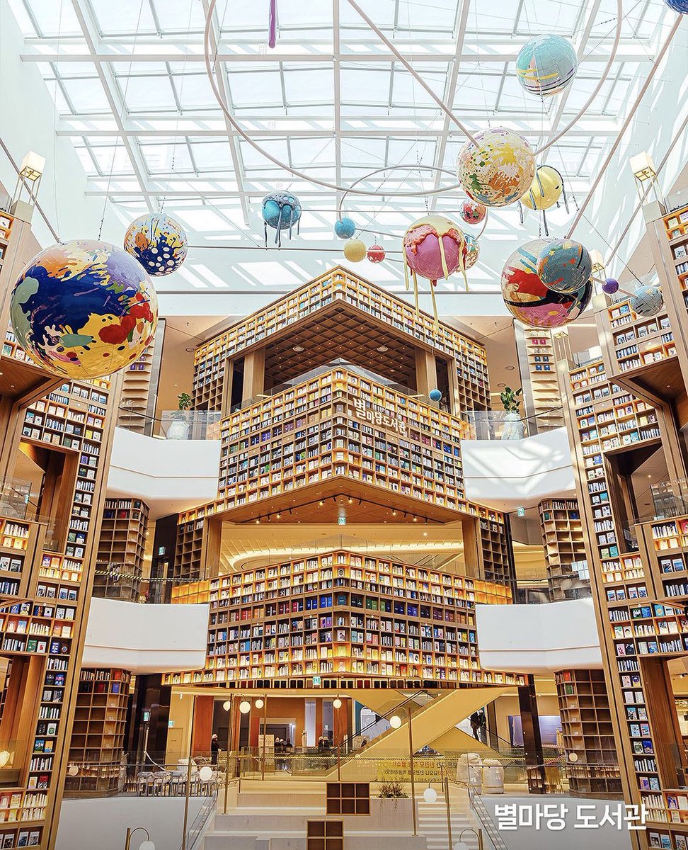 danggeunbooks's tweet photo. Perpustakaan yang penuh keajaiban seperti dalam novel✨

Starfield Library baru buka cabang di kota Suwon lho😍

Perpus megah ini tingginya mencapai 22 meter, lebih tinggi dari Starfield COEX di Seoul (13m)🎈

#booktrip https://t.co/J1KrY9MGiB