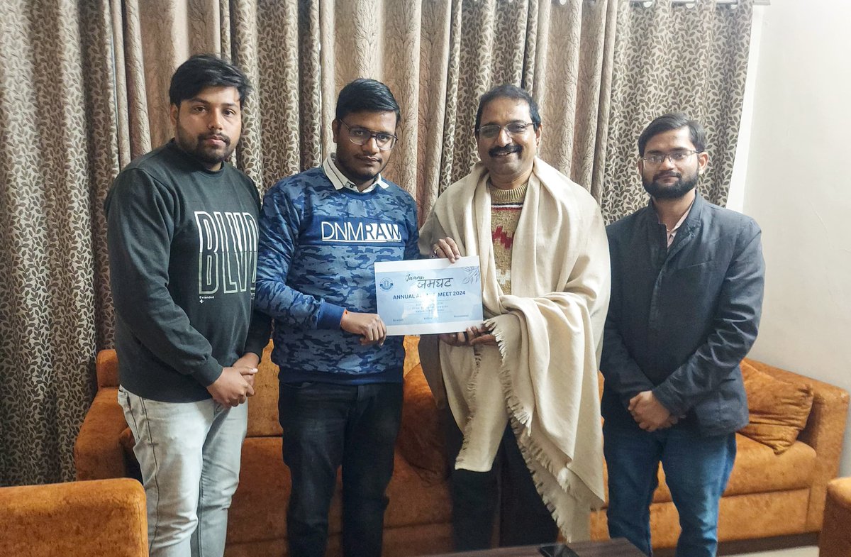 Krishnagopalsri's tweet photo. आज सुबह @mcu_bhopal के कुलपति आदरणीय प्रो. (डॉ.) @kg_suresh जी से भेंटकर #Jammu_Jamghat के लिए सादर आमंत्रित किया। उन्होंने सफल आयोजन की शुभकामनाएँ दी। वे @IIMC_India के महानिदेशक रहे हैं। इस अवसर पर आयोजन समिति के साथी @RohanDeva और @GRawatSpeaks उपस्थित रहे।
@iimcjammu @IIMCAA https://t.co/4xms7tjaDV