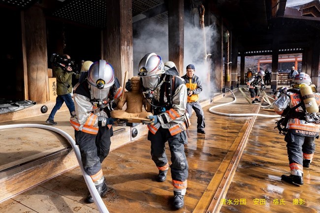 kyotoshobo's tweet photo. 【#清水寺 にて消防訓練を実施！】
東山消防署では、#文化財防火運動 の取組として、清水寺での合同消防訓練を実施しました！
訓練の最後には清水寺警備団、清水分団、消防隊による一斉放水を実施。
放水が始まると本堂には虹が架かり、多くの参拝者の方々へ、文化財防火を力強くアピールしました。 https://t.co/fgZm1hyG57