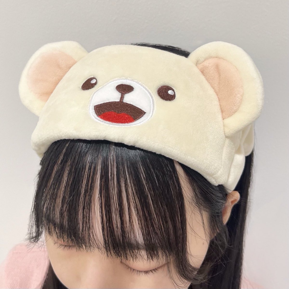 ちなみにヘアバンドはつけると
こんな感じ🐻💓

ゴムもしっかりしており、付け心地も
ばっちりでした👍
そして何より実物が可愛すぎるんです！
見るたびに癒されそうだーーーー！！！
#ファーファ
lohaco.yahoo.co.jp/search?cms_has…