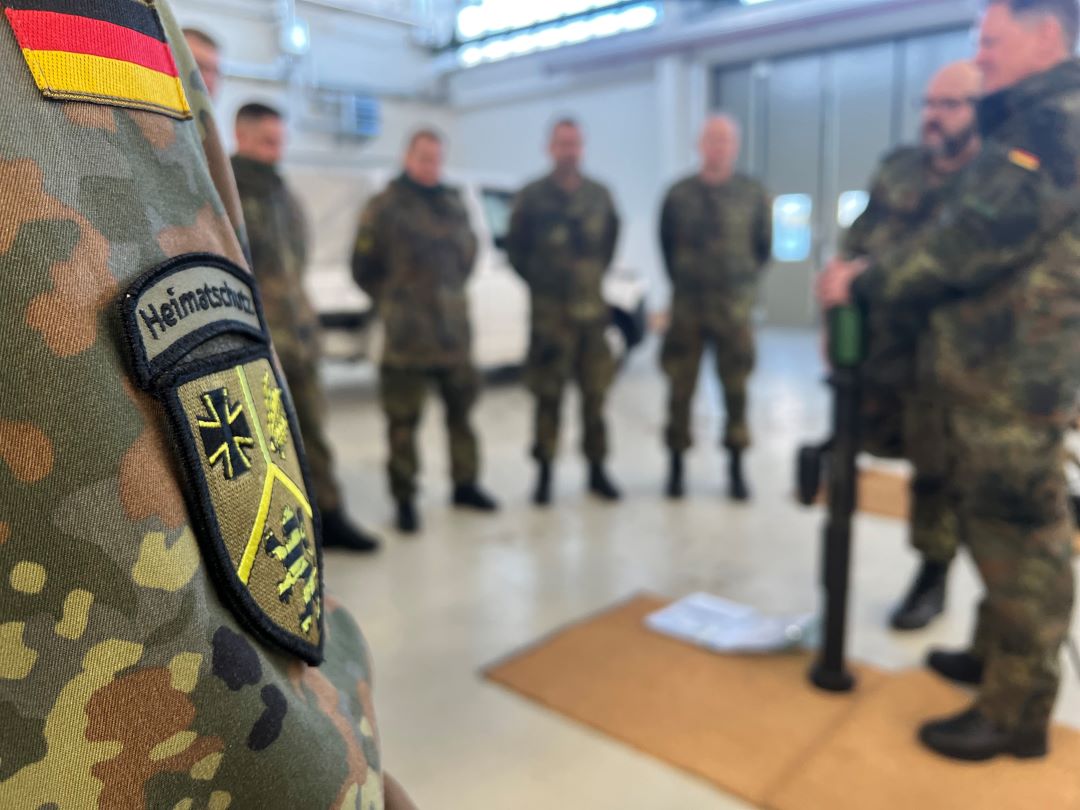 OFK_Bundeswehr's tweet photo. Stark für den #Heimatschutz💪: Die Angehörigen der #Heimatschutzkompanie Südhessen des #TFK absolvierten ein anspruchsvolles Ausbildungswochenende. Auf dem Dienstplan u.a. der Umgang mit Maschinengewehr und Gewehr G36, eine Sanitäts-, sowie eine Wach- und Sicherungsausbildung. https://t.co/WcQh3iiPQz