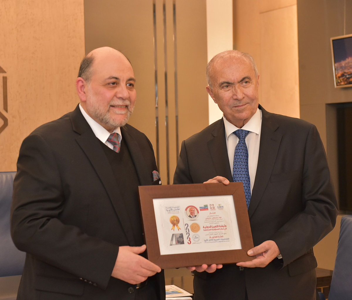 fmakhzoumi's tweet photo. تشرفت باستقبال السفير الأممي للشراكة المجتمعية في الشبكة الإقليمية للمسؤولية الاجتماعية الدكتور عبد الحليم زيدان، الذي كرّمني، مشكورًا،  ضمن الشخصيات الأكثر تأثيرًا في مجال المسؤولية الاجتماعية ومنحني درعًا تكريميًا تقديرًا للجهود المبذولة في مجالات العمل الإنساني والخيري والمجتمعي على المستويين الوطني والعربي. 
بحثت وسعادة السفير سبل تعزيز الخدمات النوعية للعمل الإنساني والمسؤولية المجتمعية، وأكدت أنني أبذل جهدي من موقعي في مجلس النواب للدفع باتجاه إقرار قوانين تدعم الشفافية والحوكمة الرشيدة.
@RegionalCSR