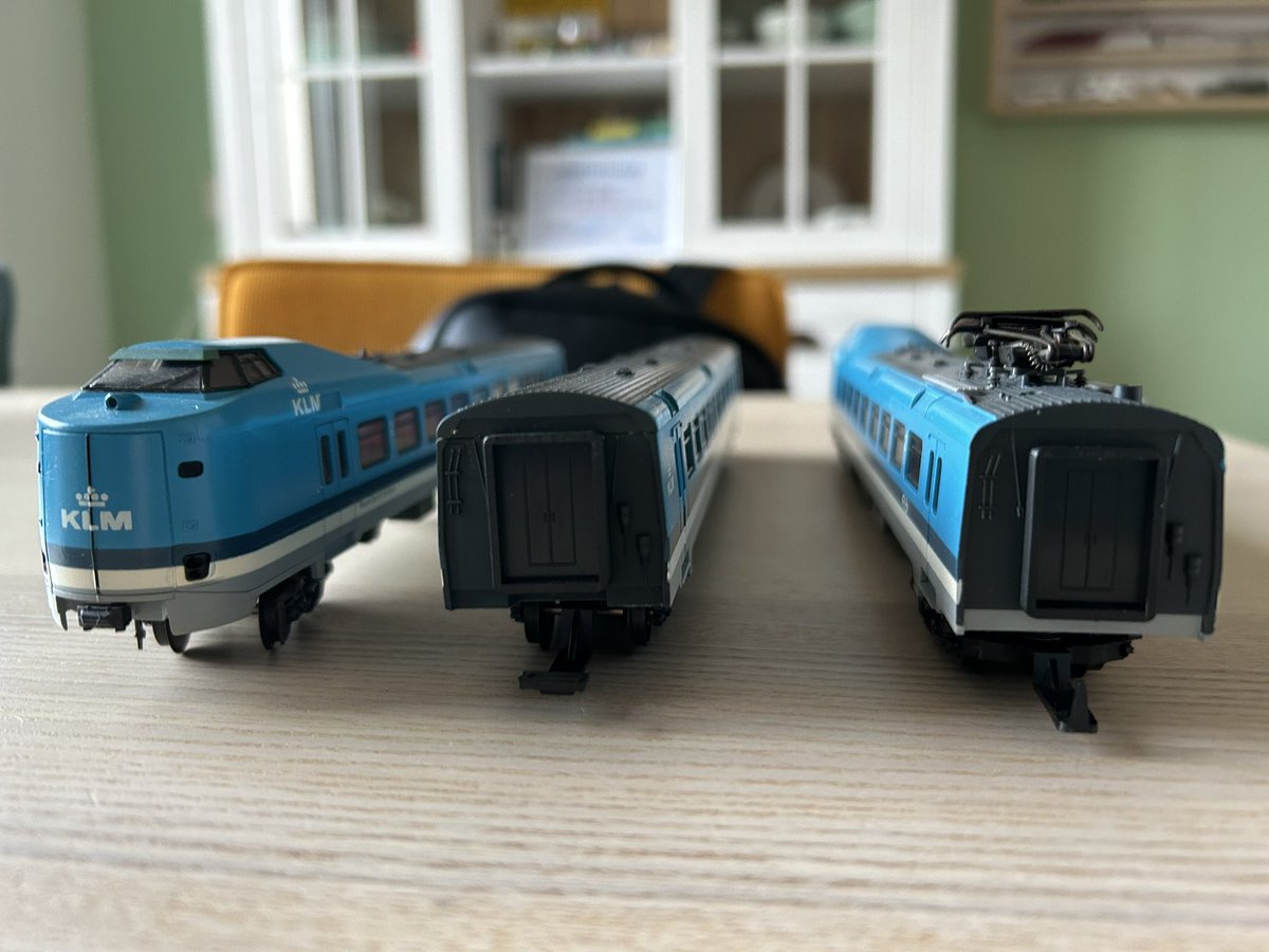 Collega uit #TeamOV doet zijn gehele treincollectie weg. Of ik ook even wilde snuffelen… 🤗🤩🚂 

Deze mooie #KLM #Koploper #NS op de kop getikt voor in mijn vitrine! Blije ikke! 

#Lima #trein #miniatuur #H0