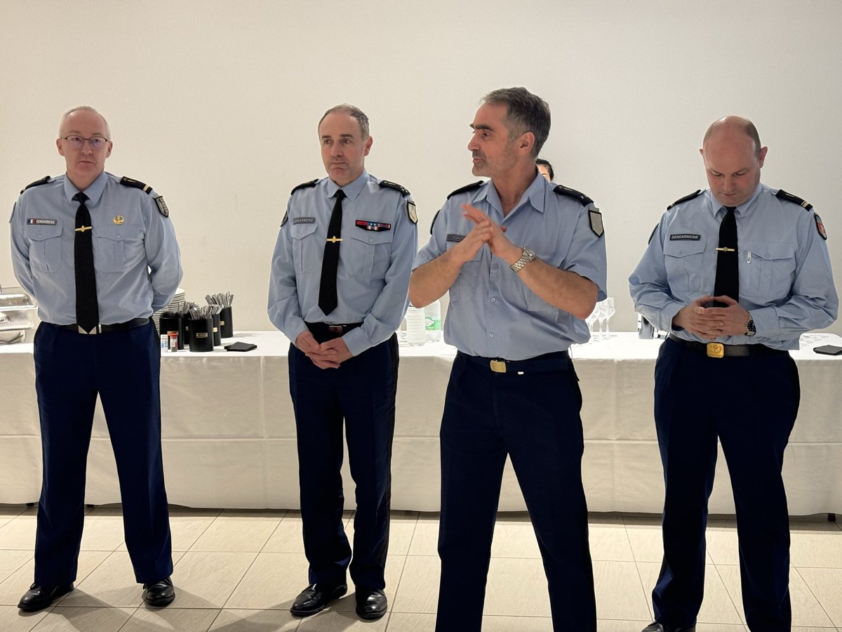 LeLouetteoff's tweet photo. Passage de témoin au Groupe de Liaison du CFMG

Hier j'ai remis symboliquement le trophée du Groupe de Liaison (GL) du CFMG à mon successeur le Major Laurent Cappelaere. 
Après plusieurs années comme membre du Groupe de Liaison il devient le nouveau coordonnateur du GL. https://t.co/7YJwVnaYQ5